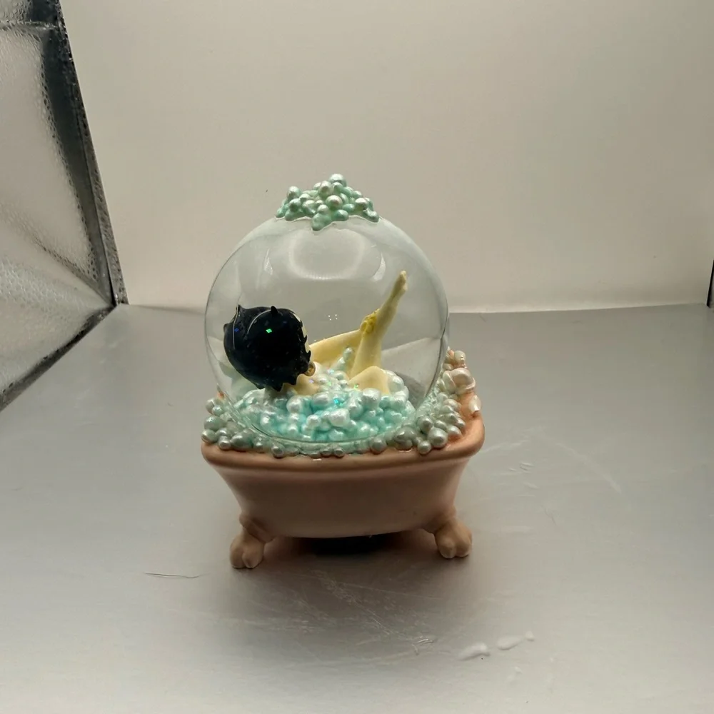 Betty Boop Bubble Bath Snowglobe - Picture 4 of 6
